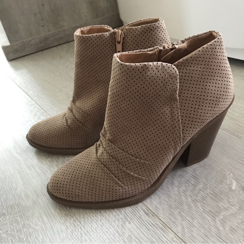 Esprit Tan Ankle Boots